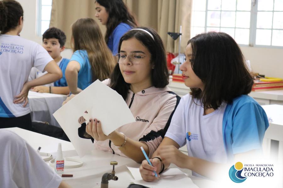 Tabuleiro do pátio central é palco de xadrez humano