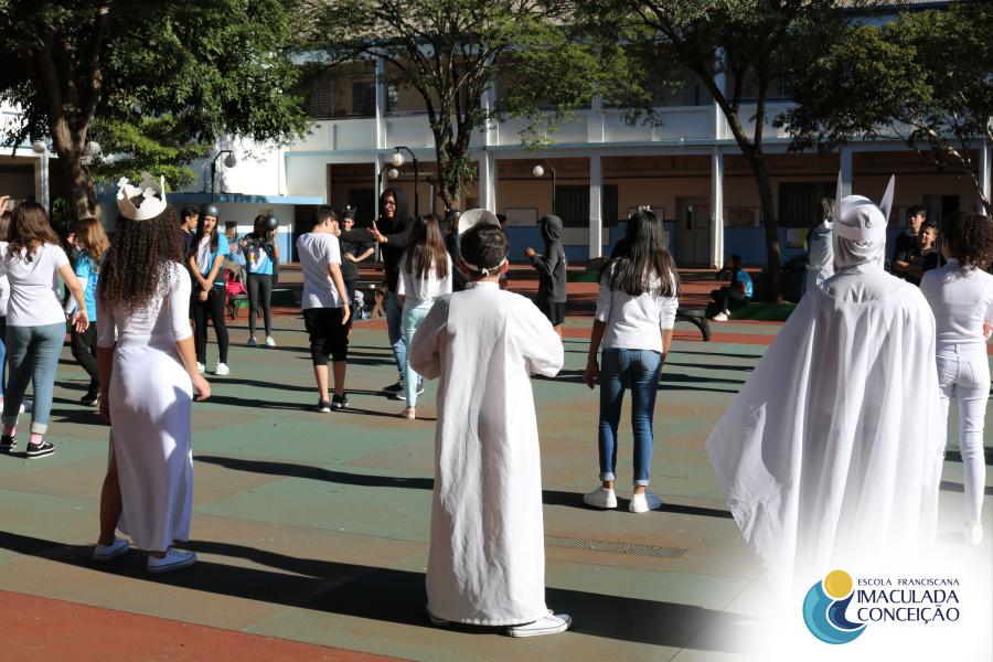 Tabuleiro do pátio central é palco de xadrez humano